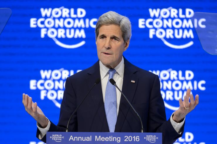 John Kerry Tại Davos: Tổng Thống Donald Trump Nên Từ Chức