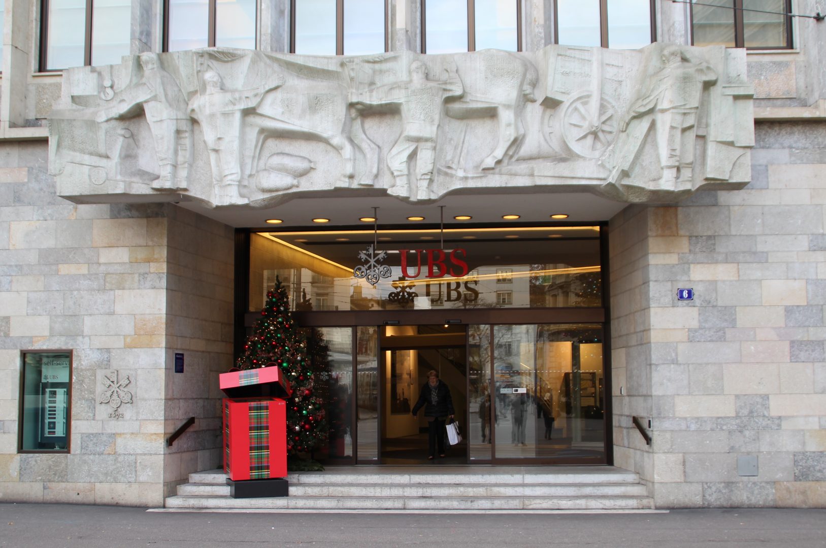 UBS Khuyến Nghị Giữ Tiền Trong Thị Trường Chứng Khoán Trong Năm 2019