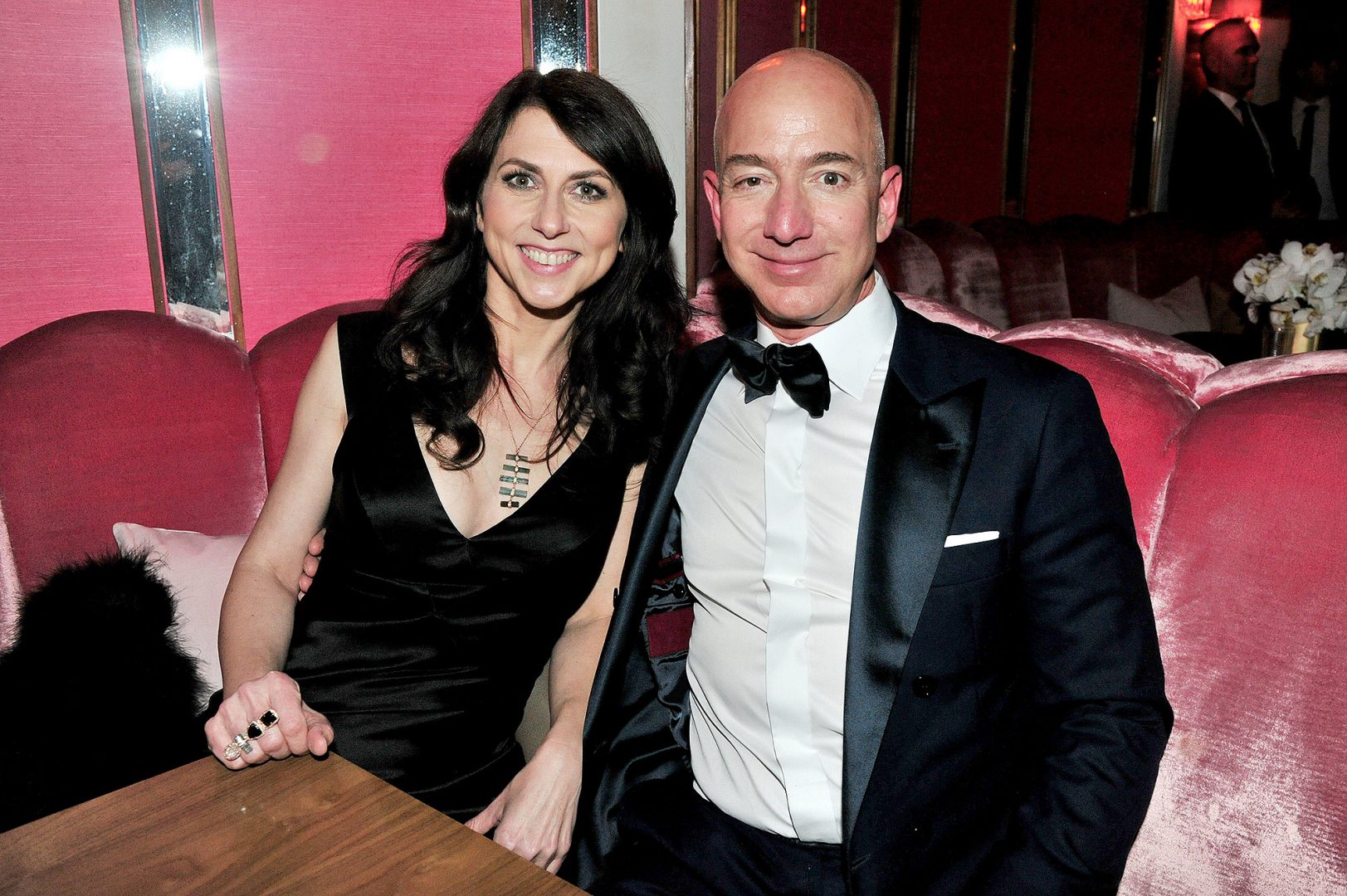 Mất 10 Tỉ USD Một Năm, Jeff Bezos Vẫn Là Người Giàu Nhất Thế Giới