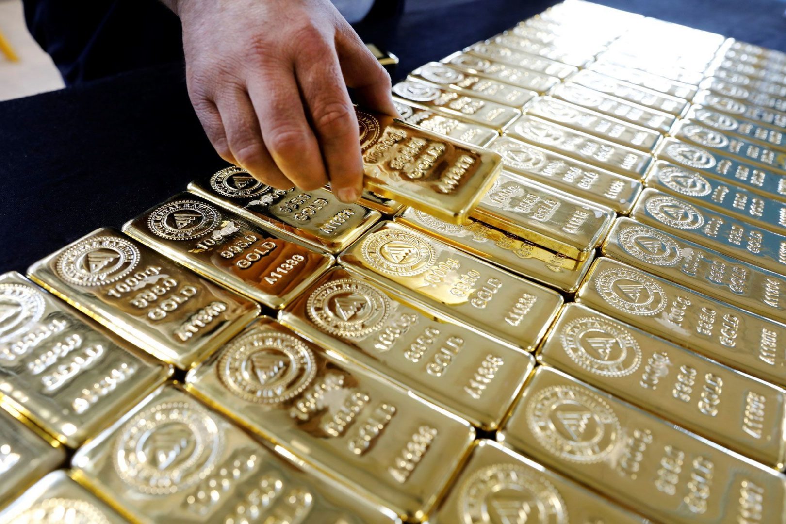 Vàng Thế Giới Rút Khỏi Đỉnh 1 Tháng Khi Chứng Khoán Mỹ Và Lợi Suất Khởi Sắc