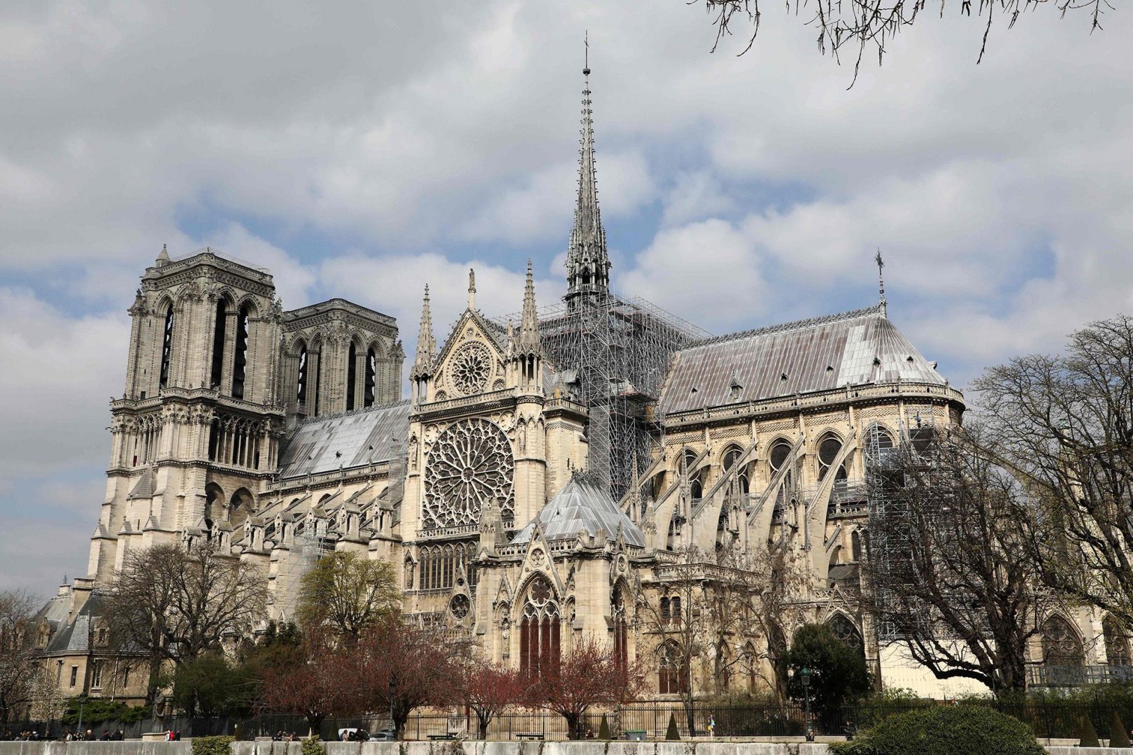 Đám Cháy Dữ Dội Bao Phủ Nhà Thờ Đức Bà Paris, Đỉnh Tháp 850 Năm Tuổi Sụp Đổ