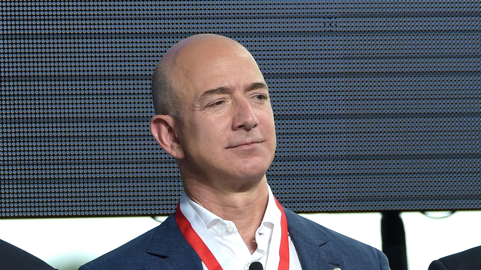 Tỷ Phú Giàu Nhất Thế Giới Jeff Bezos: Khi 80 Tuổi, Tôi Chắc Chắn Sẽ Không Hối Hận Vì Những Gì Đã Thử Trong Đời