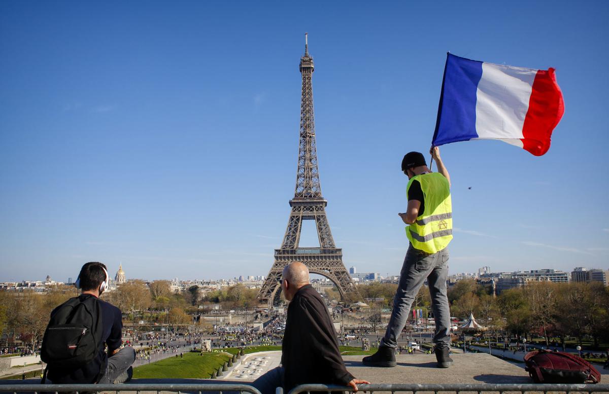Tháp Eiffel Tròn 130 Năm Tuổi