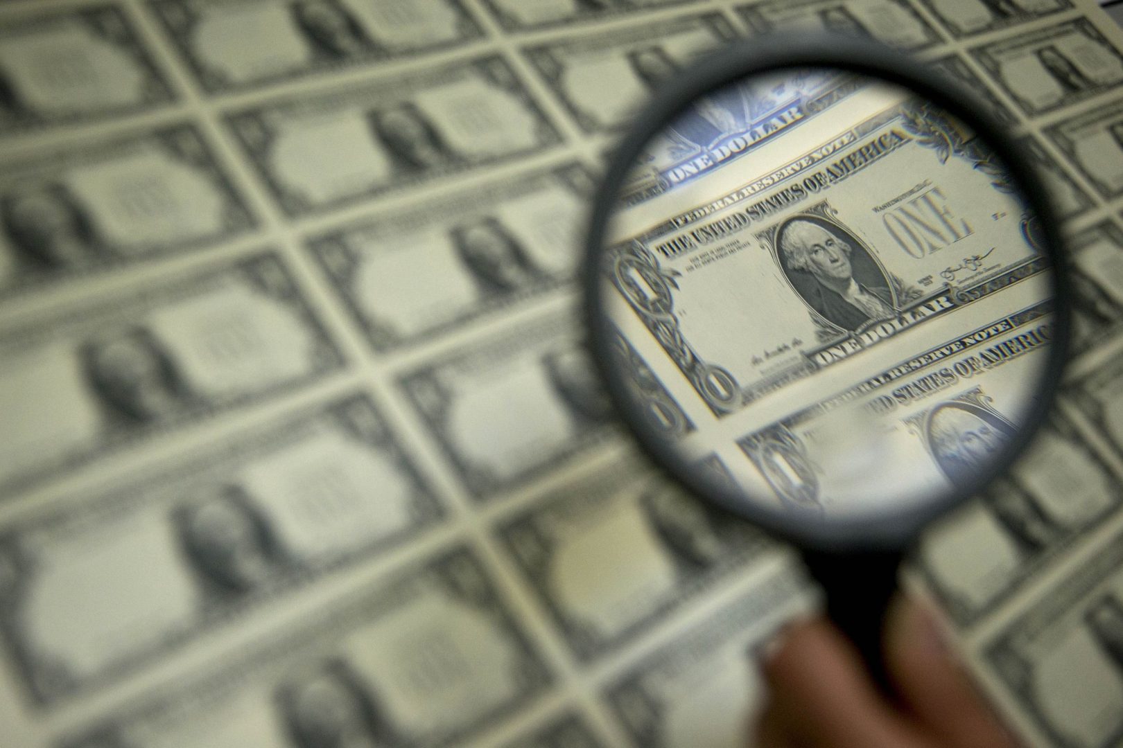 IMF: Đồng USD Đang Bị Định Giá Quá Cao