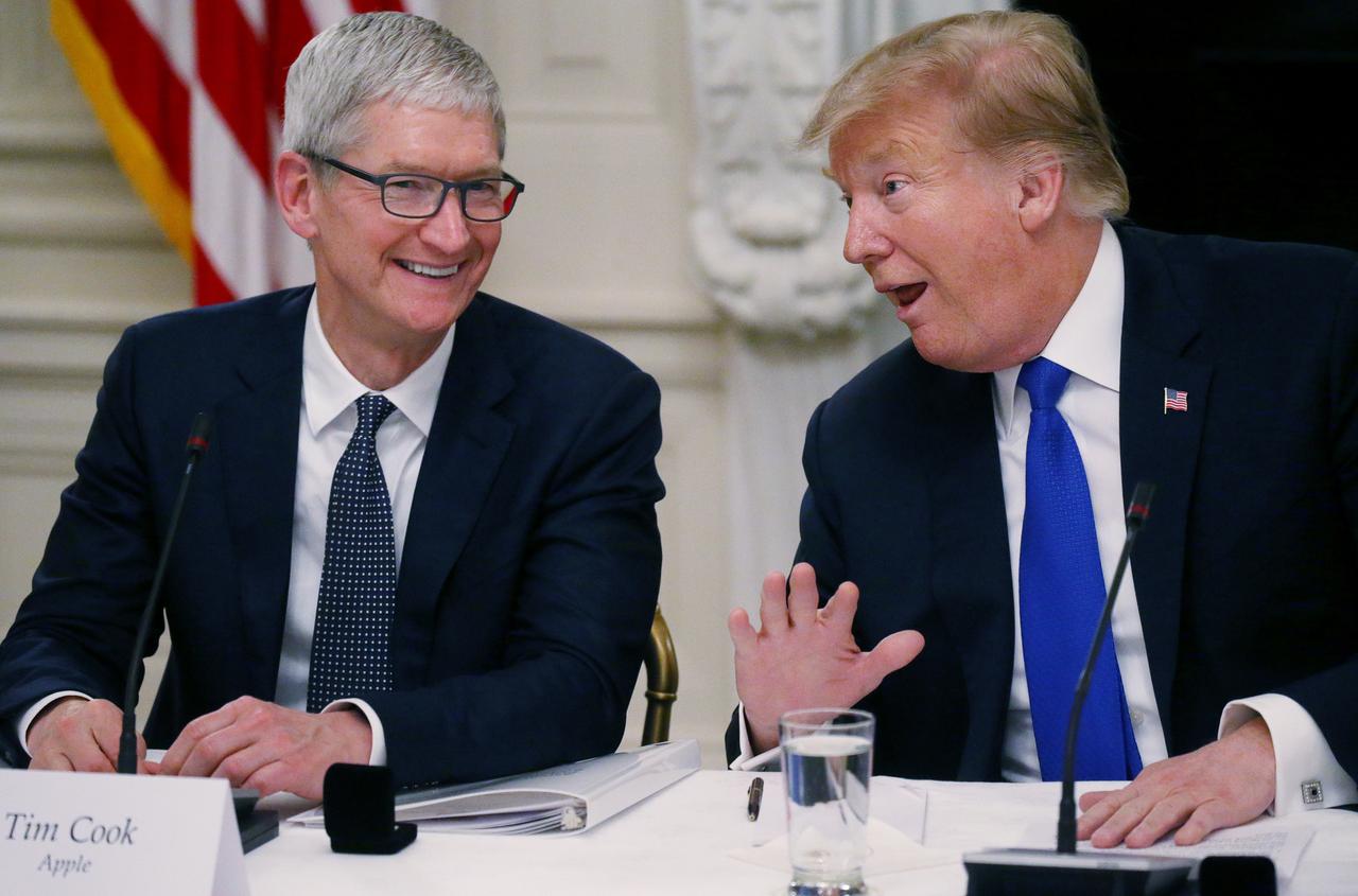 Ông Trump: CEO Apple Sợ Đánh Mất Lợi Thế Vào Tay Samsung Vì Hàng Rào Thuế Quan