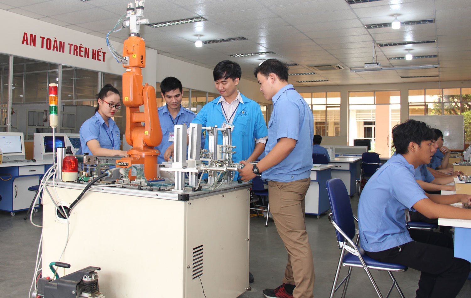 Chiến Tranh Thương Mại Leo Thang Mở Cơ Hội Cho Việt Nam Trở Thành Công Xưởng Thế Giới