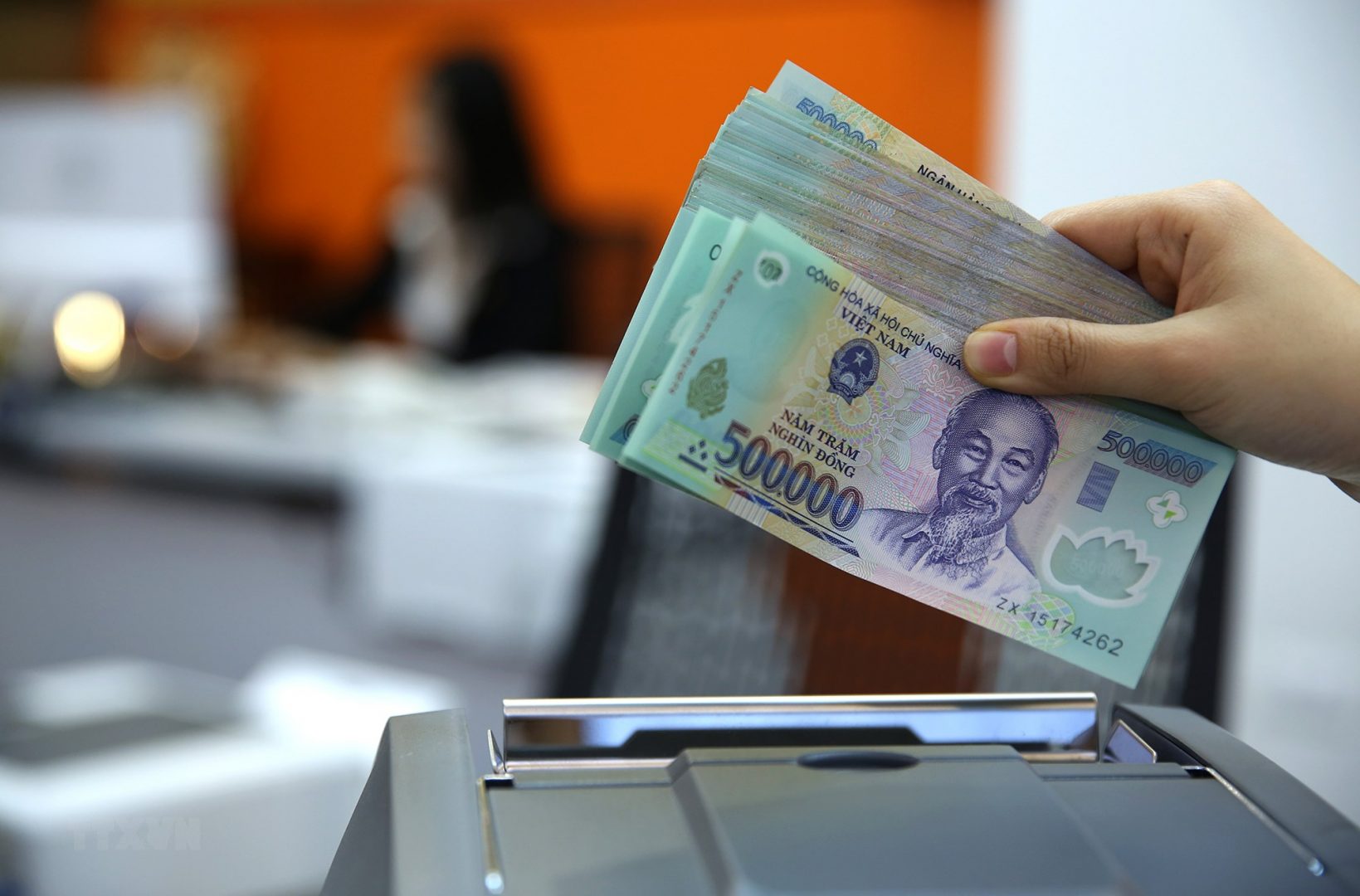 Đồng Tiền Việt Nam Trước Nghịch Cảnh