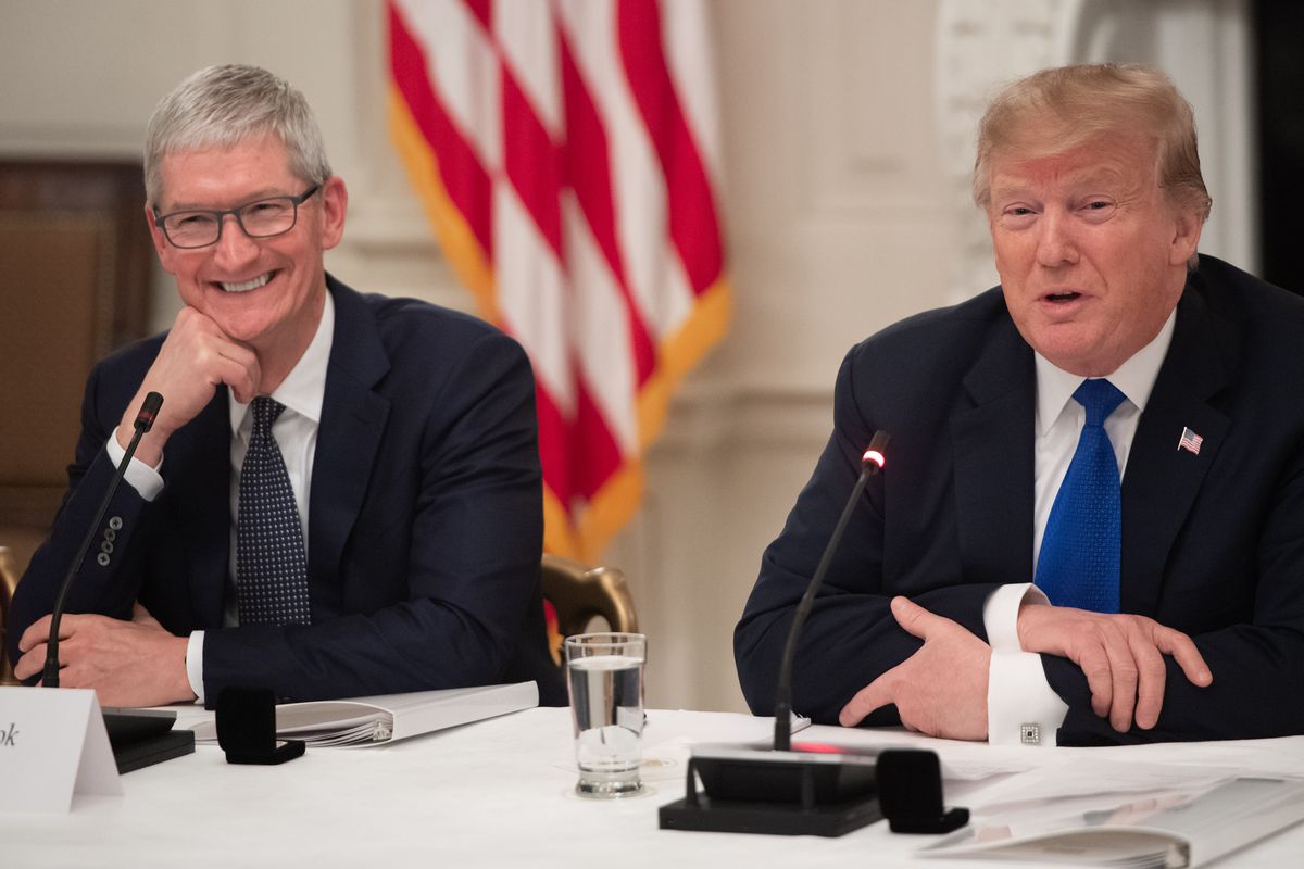 Tổng Thống Trump Xem Xét Miễn Thuế Cho Apple