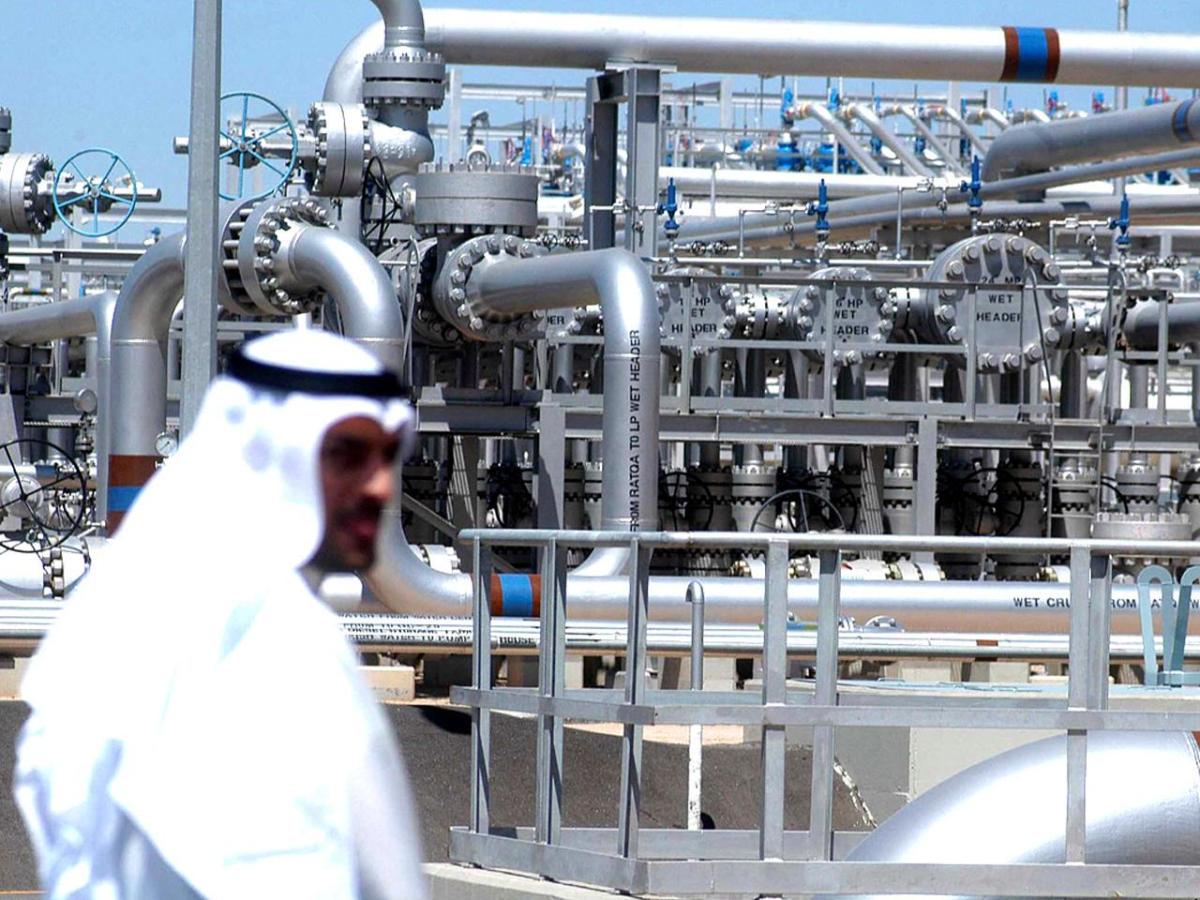 Saudi Arabia Và Nga Nhất Trí Cắt Giảm Sản Lượng Dầu Thô 10 Triệu Thùng/Ngày