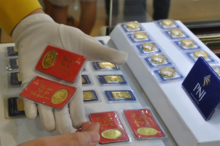 Giá Vàng Tăng Vọt Lên Mức Cao Nhất 7 Năm, Vượt Xa 1.700 USD/Ounce