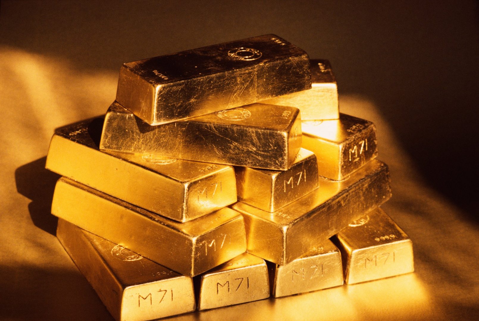 Vàng Thế Giới Giảm Hơn 1% Khi Đồng USD Tăng Và Các Bang Mỹ Nới Lỏng Phong Tỏa