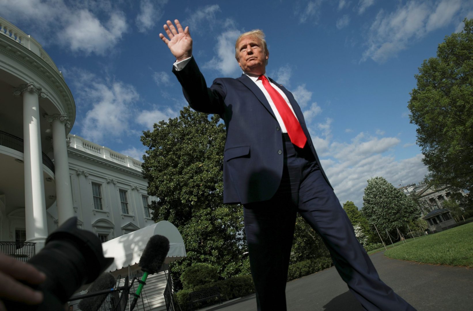 Ông Trump Lên Trại David Họp Bàn Kế Sách Cứu Kinh Tế Sau 30 Ngày 'Giam Hãm' Trong Nhà Trắng