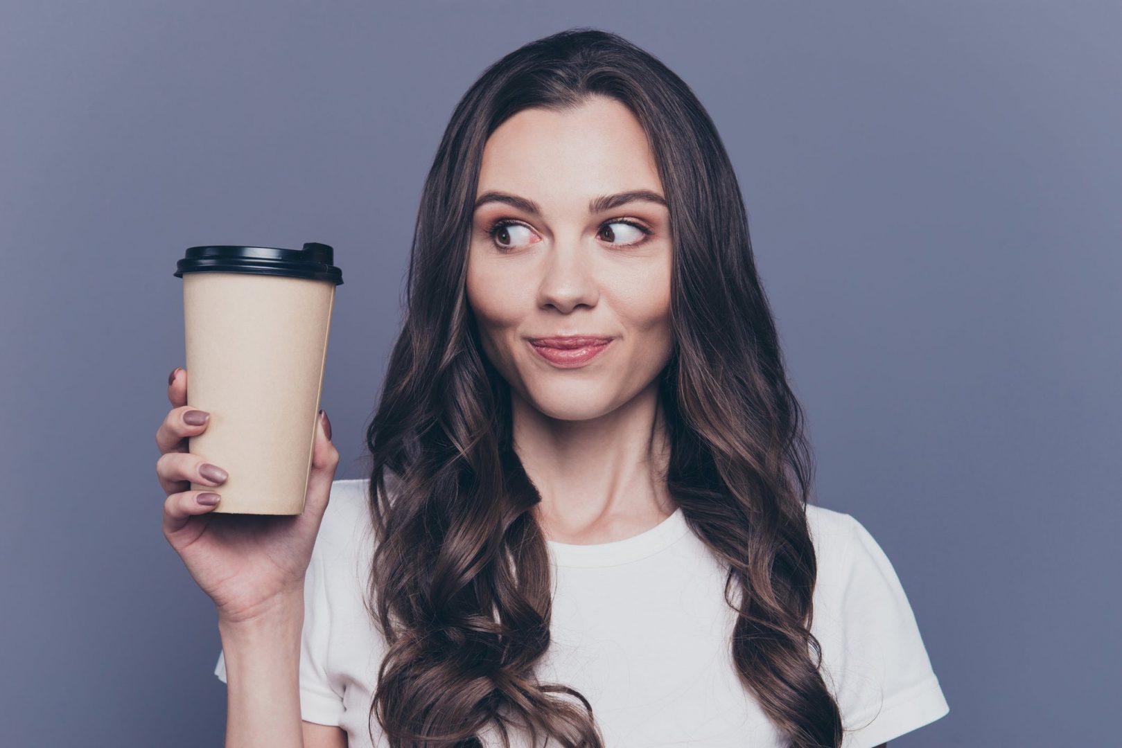 Cổ Phiếu Ngành Tiêu Dùng Nào Sáng Giá Hơn: Nike Hay Starbucks?