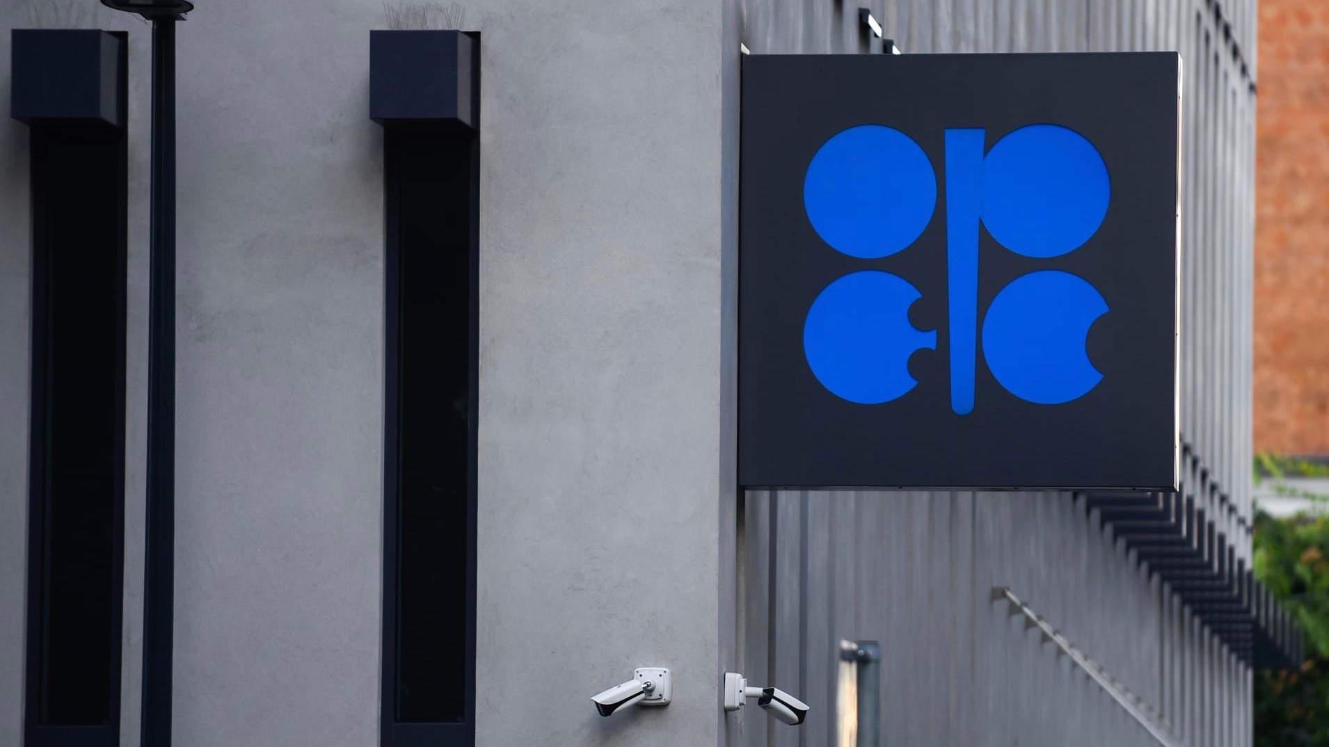 OPEC+ Cân Nhắc Gia Hạn Thỏa Thuận Cắt Giảm Sản Lượng Thêm 1 Đến 3 Tháng