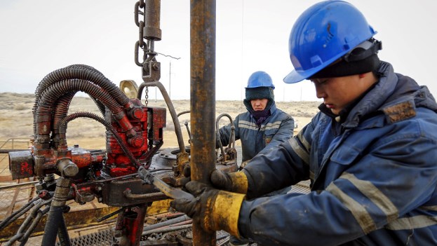 Dầu Quay Đầu Giảm Khi OPEC+ Nối Lại Thảo Luận