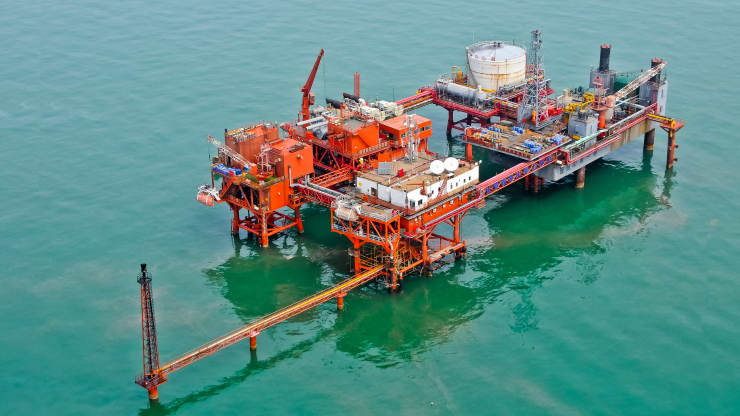 Dầu Vọt Hơn 2% Nhờ Triển Vọng Kinh Tế Cải Thiện
