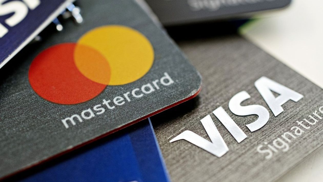 Trong Hai Cổ Phiếu Đang Được Định Giá Cao, Nên Mua Cổ Phiếu Visa Hay Mastercard?