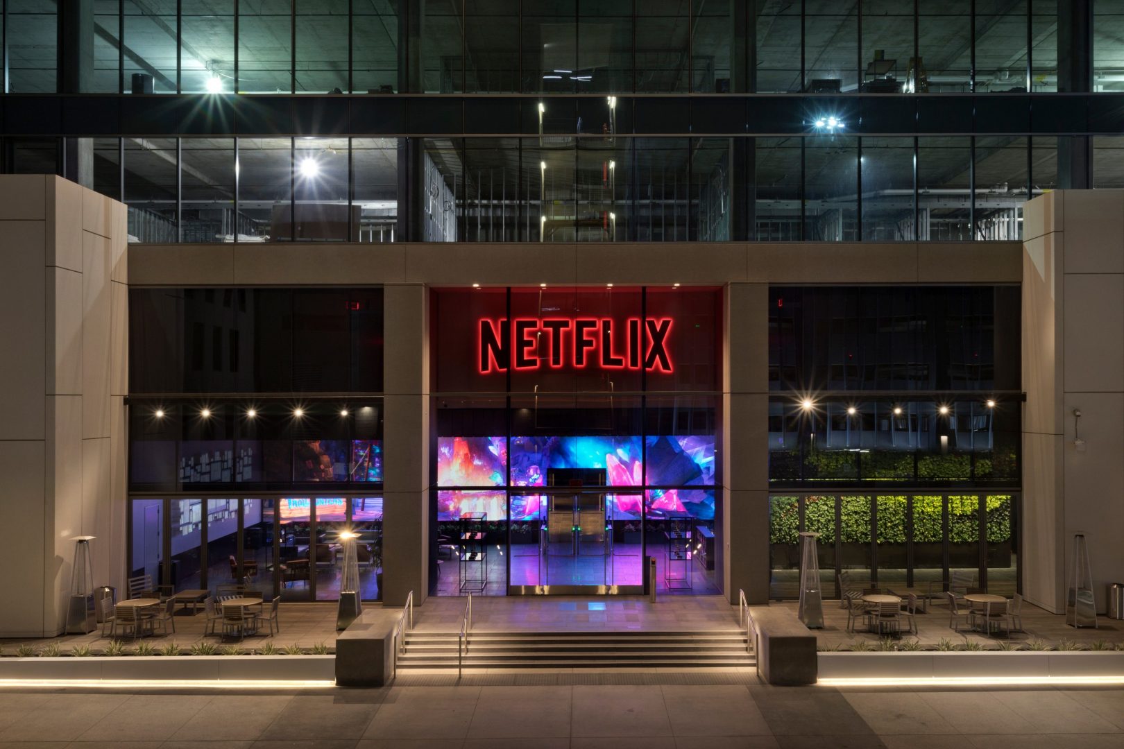 Để Đẩy Mạnh Tăng Trưởng, Netflix Cần Tự Tái Tạo Lần Nữa!