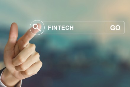 Tại Sao Các Dịch Vụ Tài Chính Rủi Ro Hơn Nhiều Ở Phương Tây?