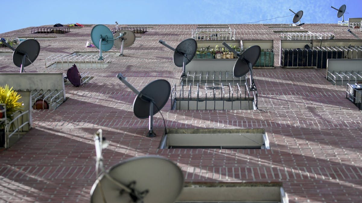 Amazon Mua Nhóm Internet Vệ Tinh Của Facebook