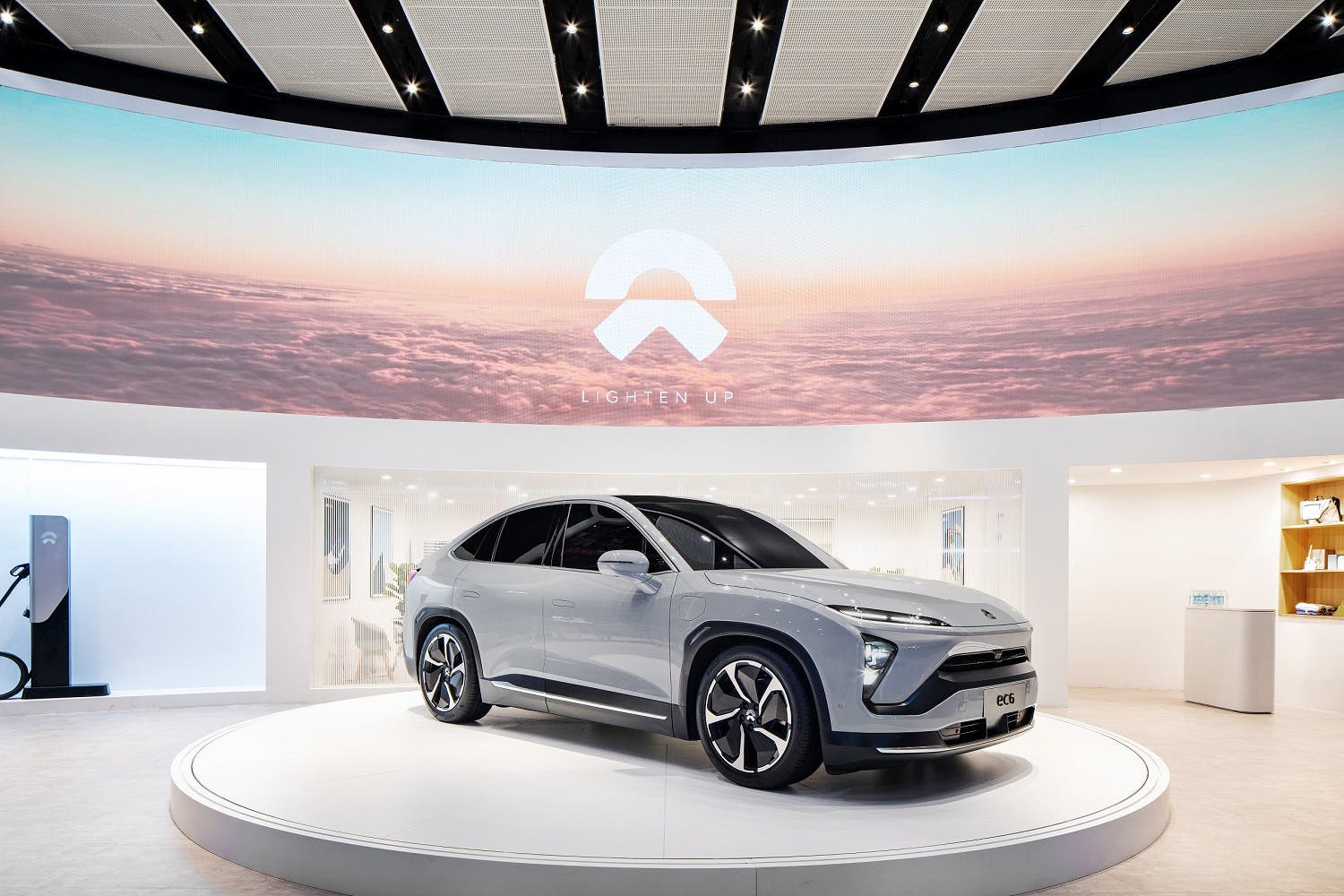 Hướng dẫn đầu tư cổ phiếu EV: nên mua Lucid hay Nio?