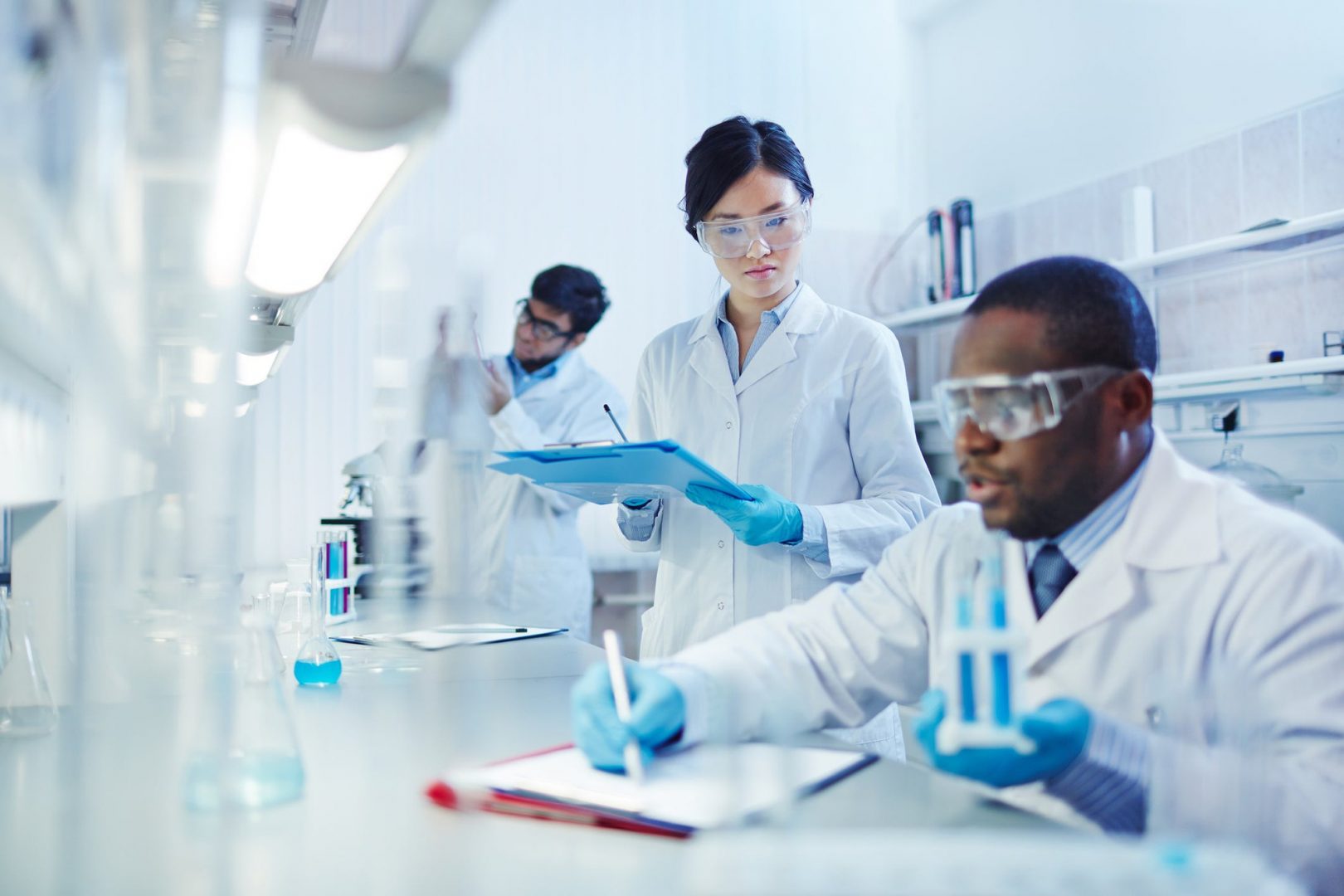 Đầu tư cổ phiếu Pfizer, AstraZeneca và Novavax đang hot trên thị trường