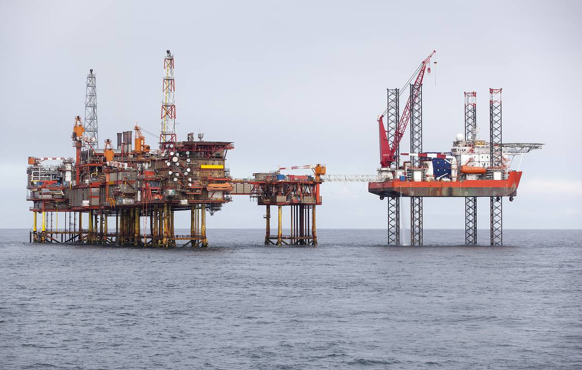 Dầu tăng giá trước ám ảnh Omicron và thềm cuộc họp OPEC+