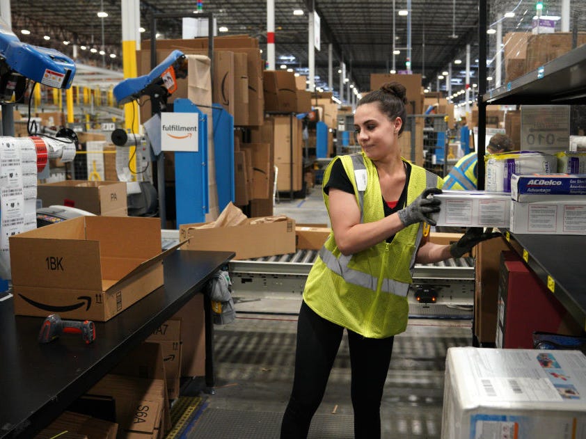 Đầu tư chứng khoán công nghệ trong thời kỳ suy thoái: Chọn mua Apple, Amazon