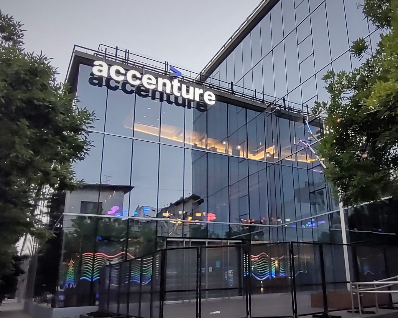 Đầu tư chứng khoán Microsoft, Accenture: tăng trưởng cùng cổ tức