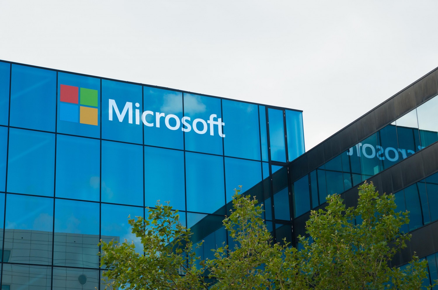 Đầu tư chứng khoán lĩnh vực đám mây: mua Microsoft hay Amazon?