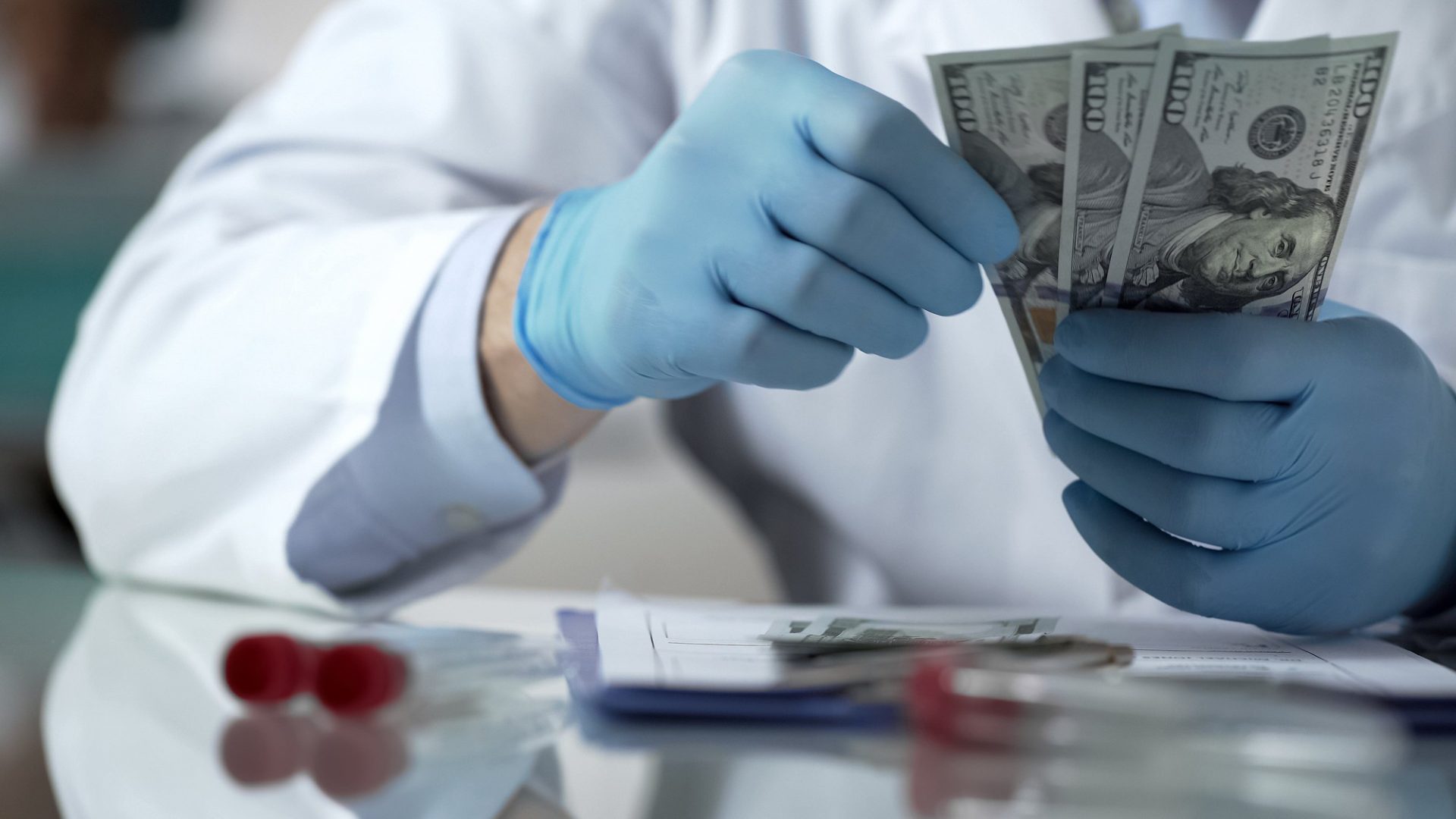Đầu tư cổ phiếu không đắn đo với Pfizer, AbbVie và Vertex