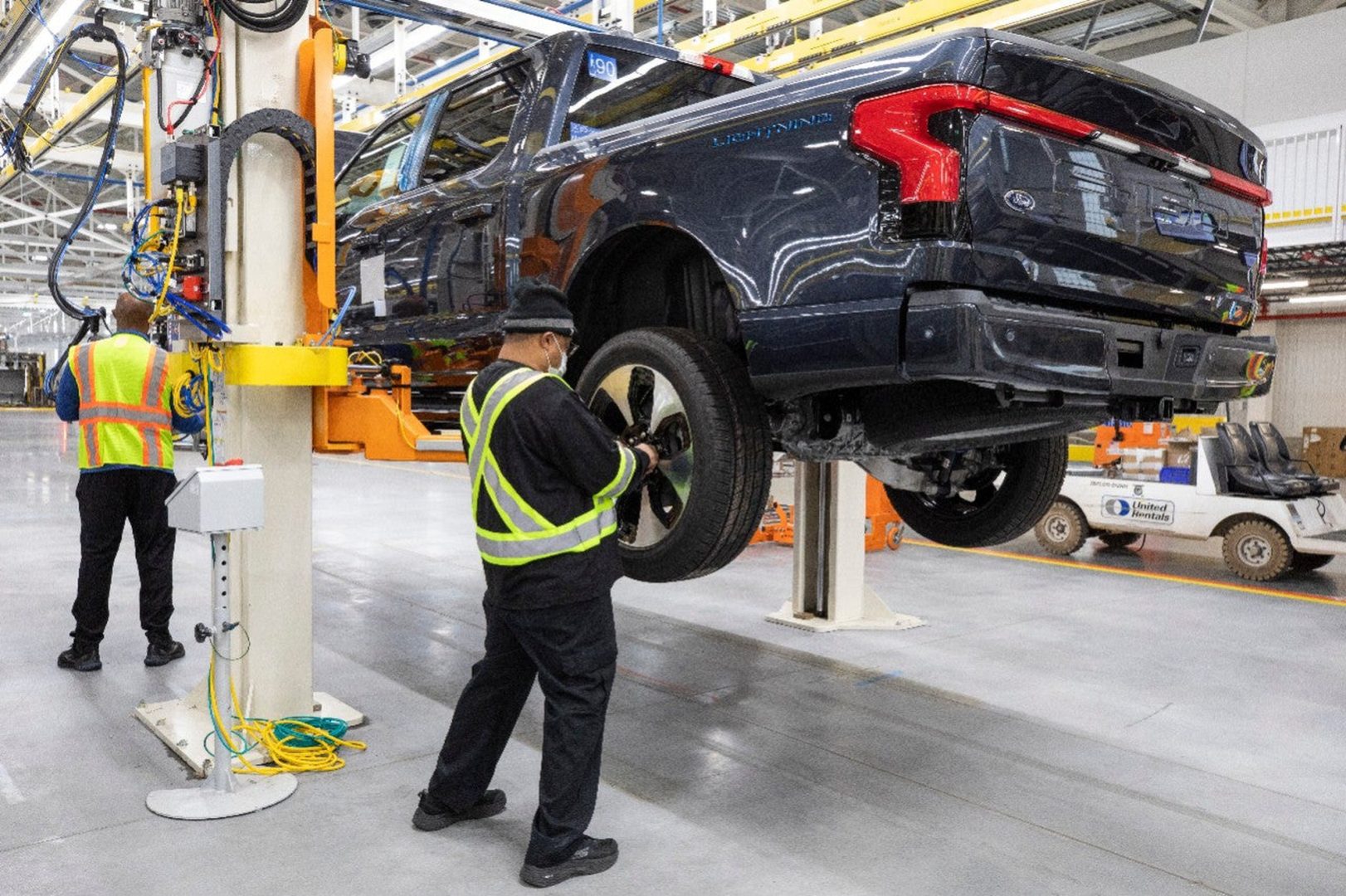 Ford, Philip Morris: 2 cổ phiếu siêu rẻ để đầu tư an toàn trong năm 2022