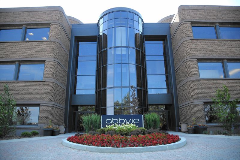 Apple, Abbvie: 2 cổ phiếu Warren Buffett để mua và giữ mãi