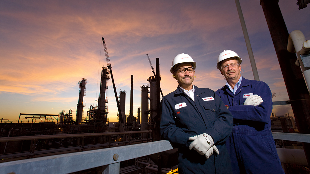 Giá dầu tăng chạm nóc; mua ngay cổ phiếu dầu khí ExxonMobil