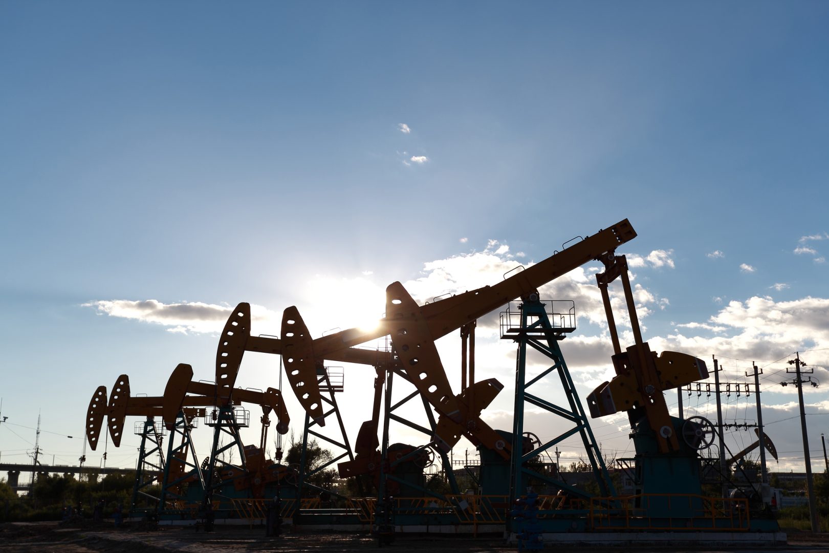 Khuyến nghị đầu tư cổ phiếu dầu khí: Nên mua ExxonMobil hay Enbridge?