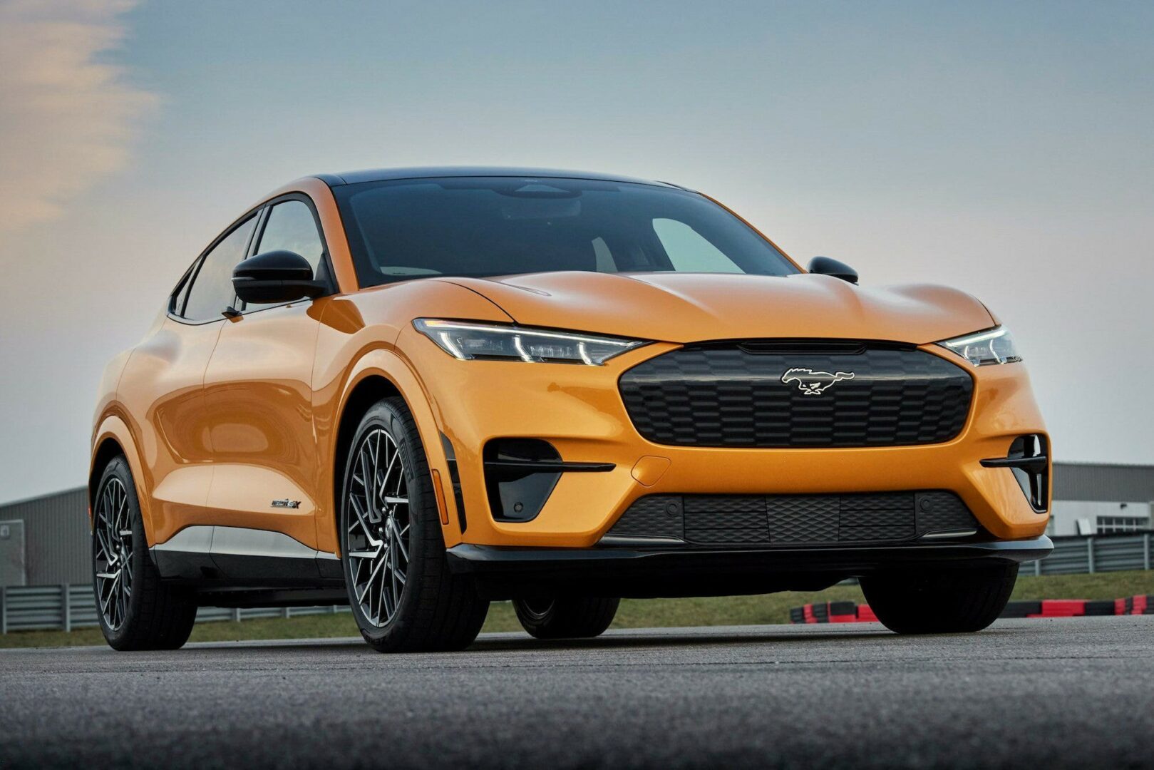 Lựa chọn đầu tư thông minh hơn: mua cổ phiếu EV Rivian hay Ford?