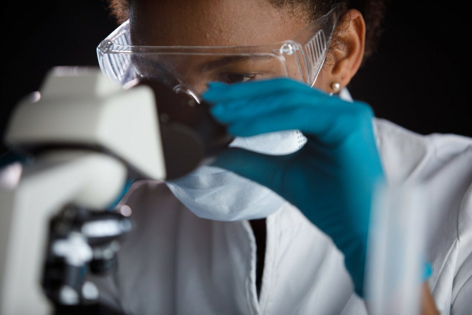 Pfizer, Amgen, AbbVie: Mua cổ phiếu và kê cao gối ngủ với 3 đại gia dược phẩm
