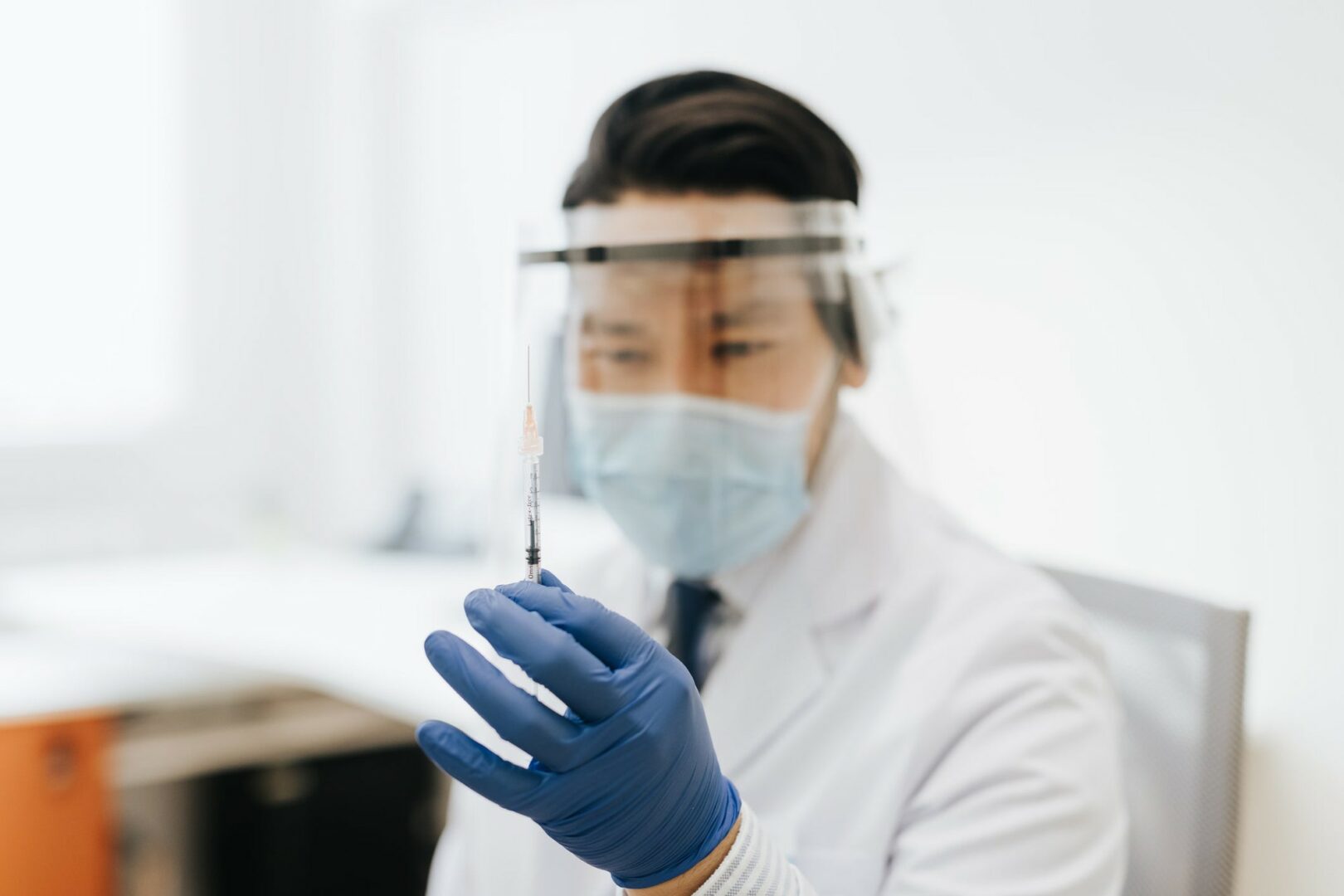 Mua cổ phiếu Moderna? 3 điều các nhà đầu tư thông minh phải biết