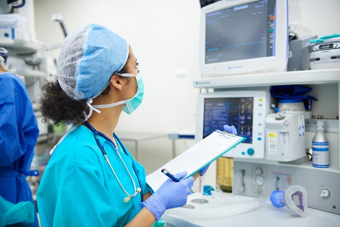 Săn cổ phiếu dược: Mã đáng mua ngang ngửa Intuitive Surgical