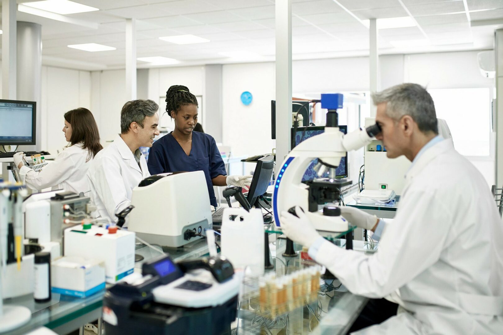 Cổ phiếu Pfizer là lựa chọn đầu tư dài hạn tốt hơn Moderna vì lý do này
