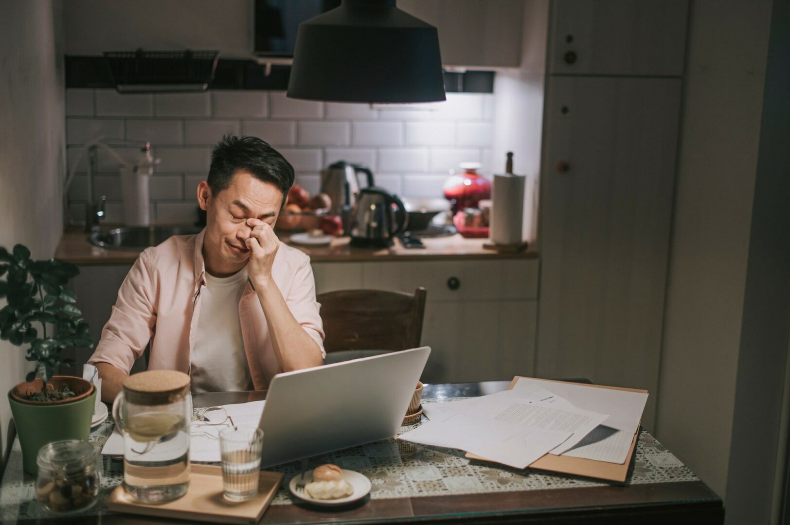 Thị trường chứng khoán “đỏ rực” – bạn có nên mua cổ phiếu?