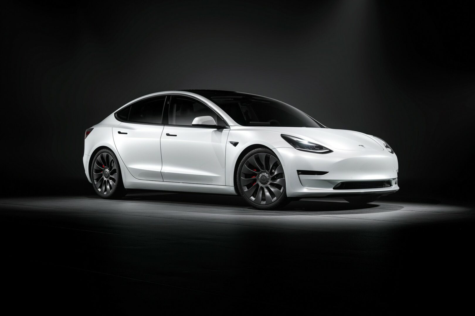 Cổ phiếu Tesla giảm sâu đến 42% – nhà đầu tư có nên mua?