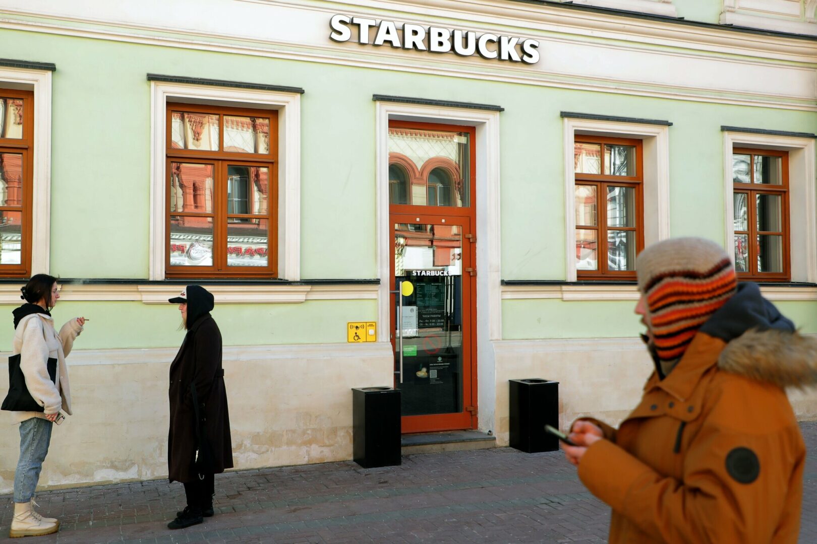 Đến lượt Starbucks rút khỏi Nga