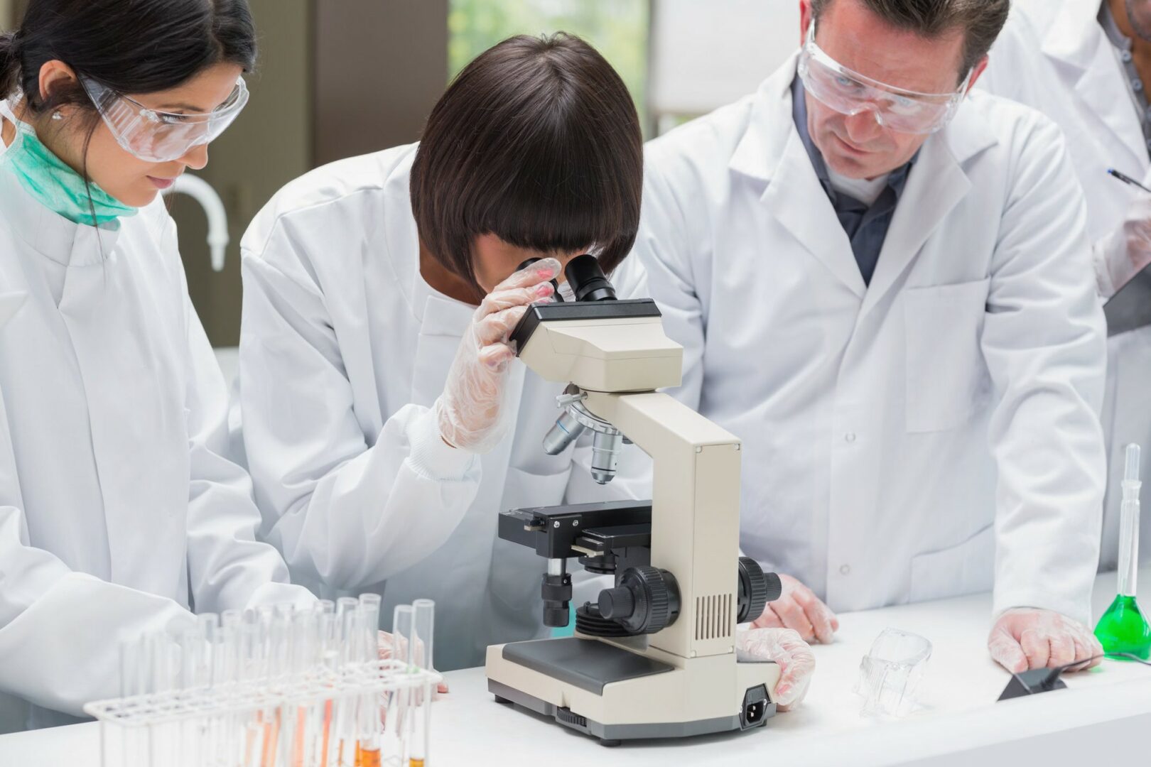 Cổ phiếu AbbVie năm 2022: 1 động lực và 1 thách thức đang chờ đón