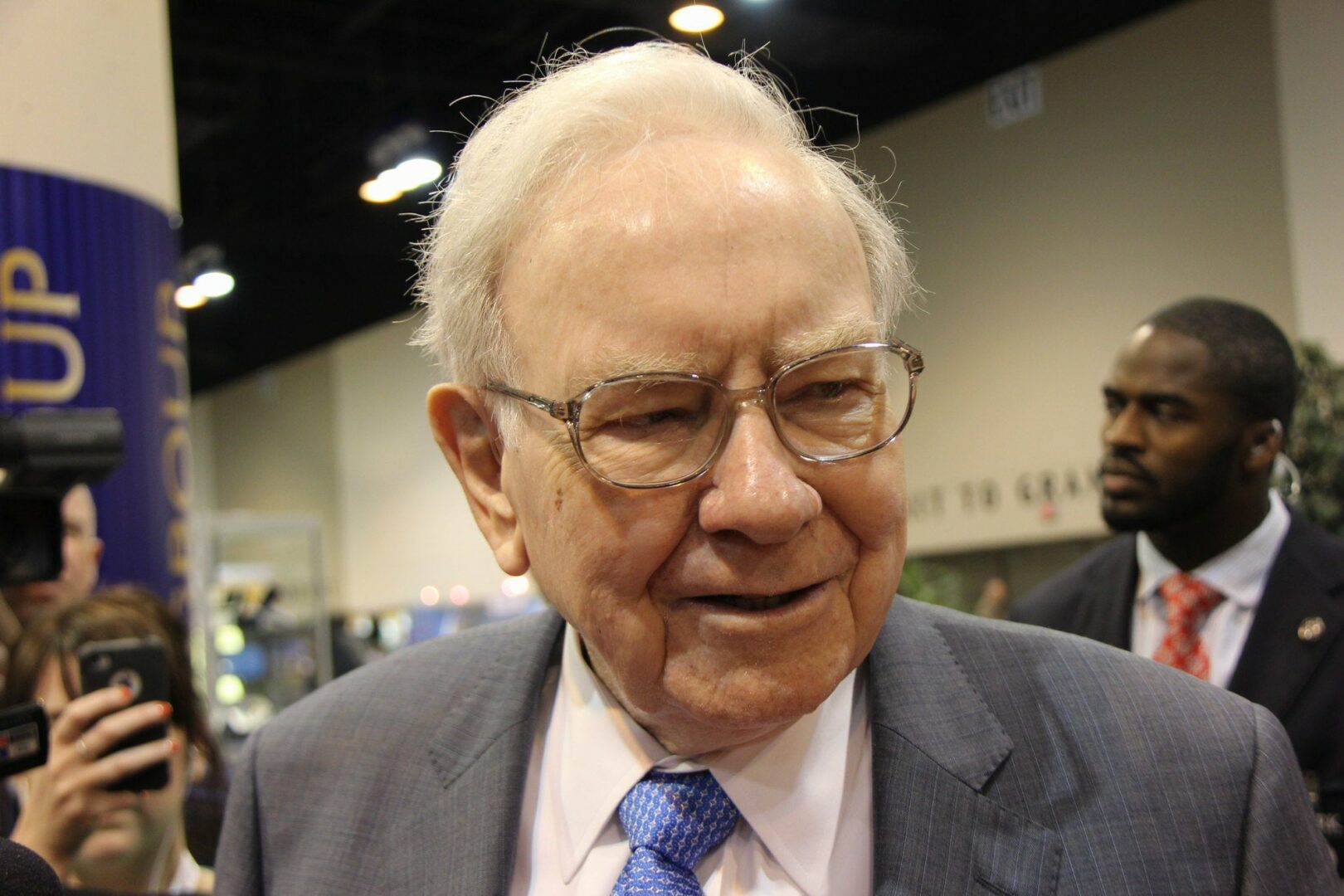 Học Warren Buffett mua và nắm giữ hai cổ phiếu sau trong nhiều thập kỷ