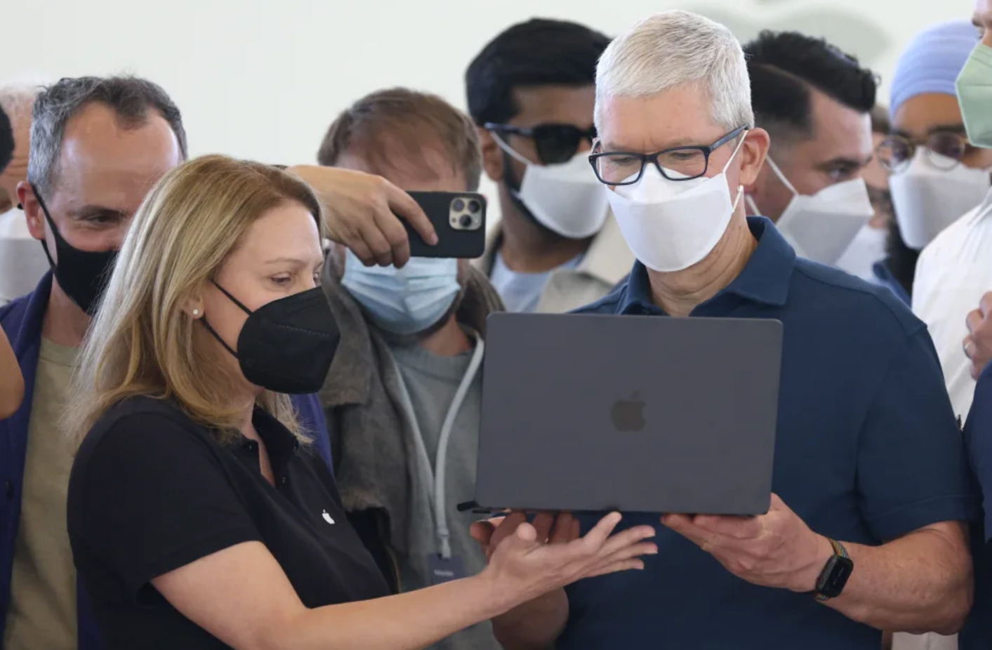 Warren Buffett đã mua thêm cổ phiếu Apple – nhà đầu tư có nên làm theo?