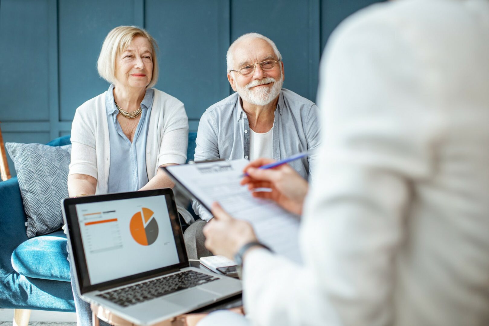 Giữa xu hướng bán tháo, cổ phiếu công nghệ blue chip nào là lựa chọn đầu tư thông minh hơn: Oracle hay HP?