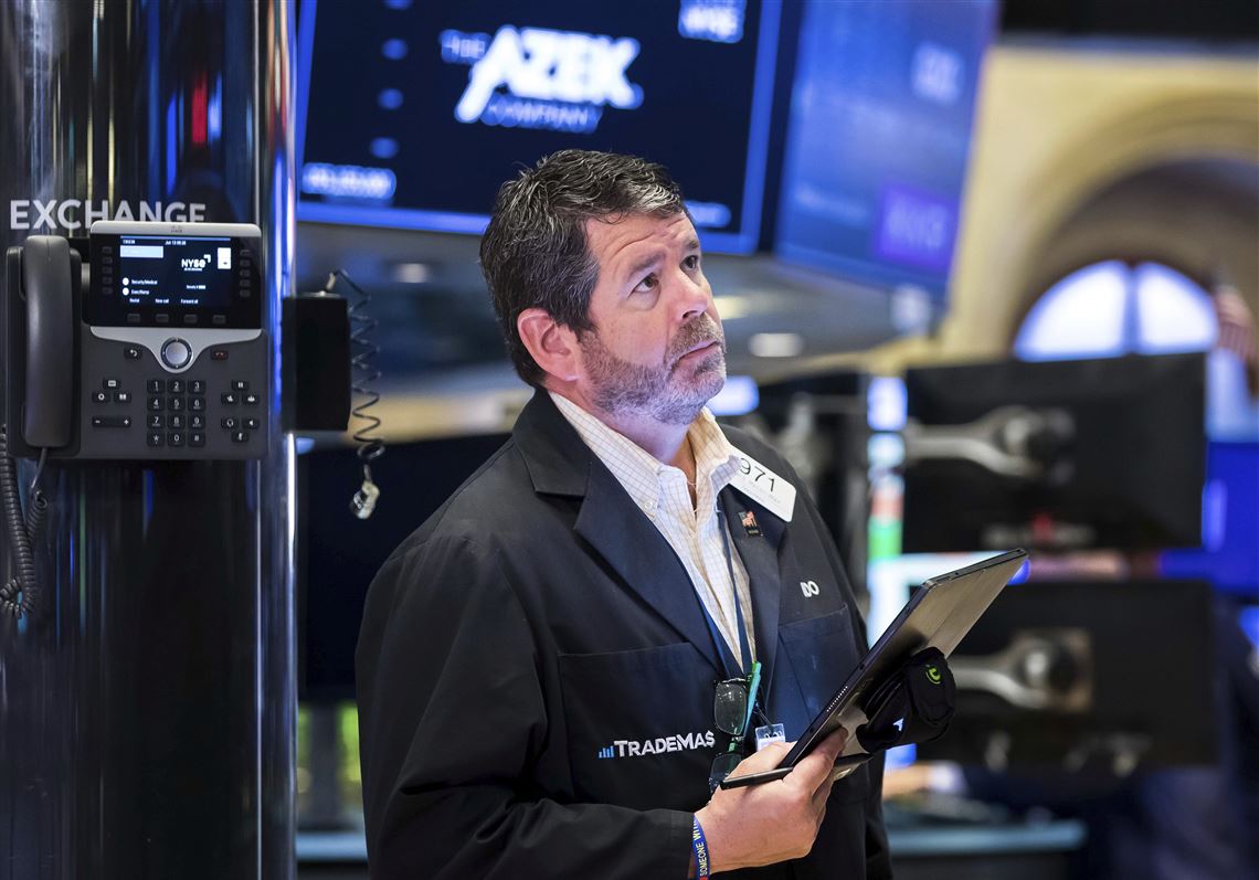 S&P 500 trượt xuống mức đáy mới, phố Wall sụt giảm