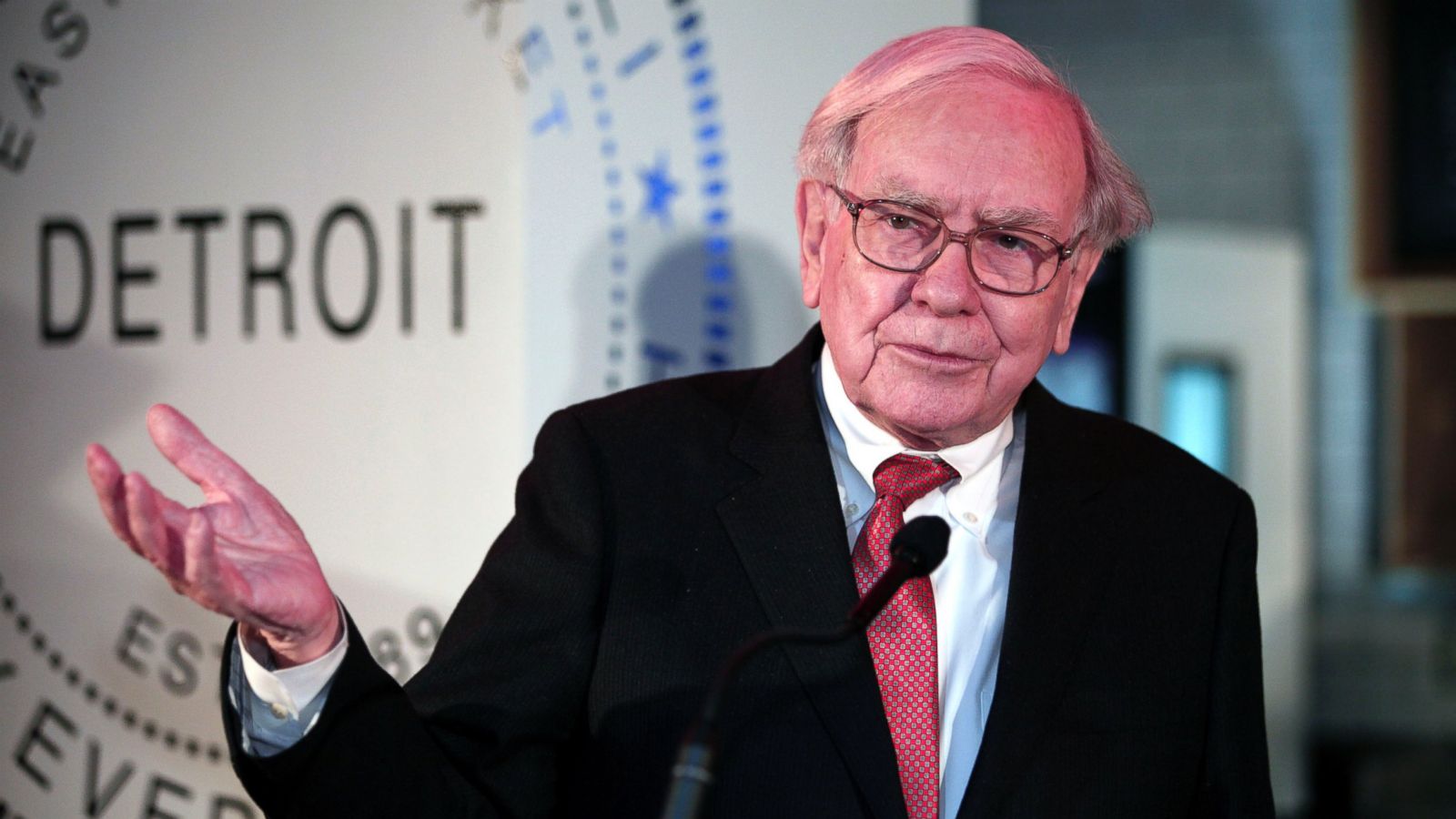 Buffett đã đặt phần lớn gia tài vào 4 cổ phiếu Apple, BofA, Chevron và Coca-Cola; nhưng có lẽ bạn không nên làm theo vì lý do này
