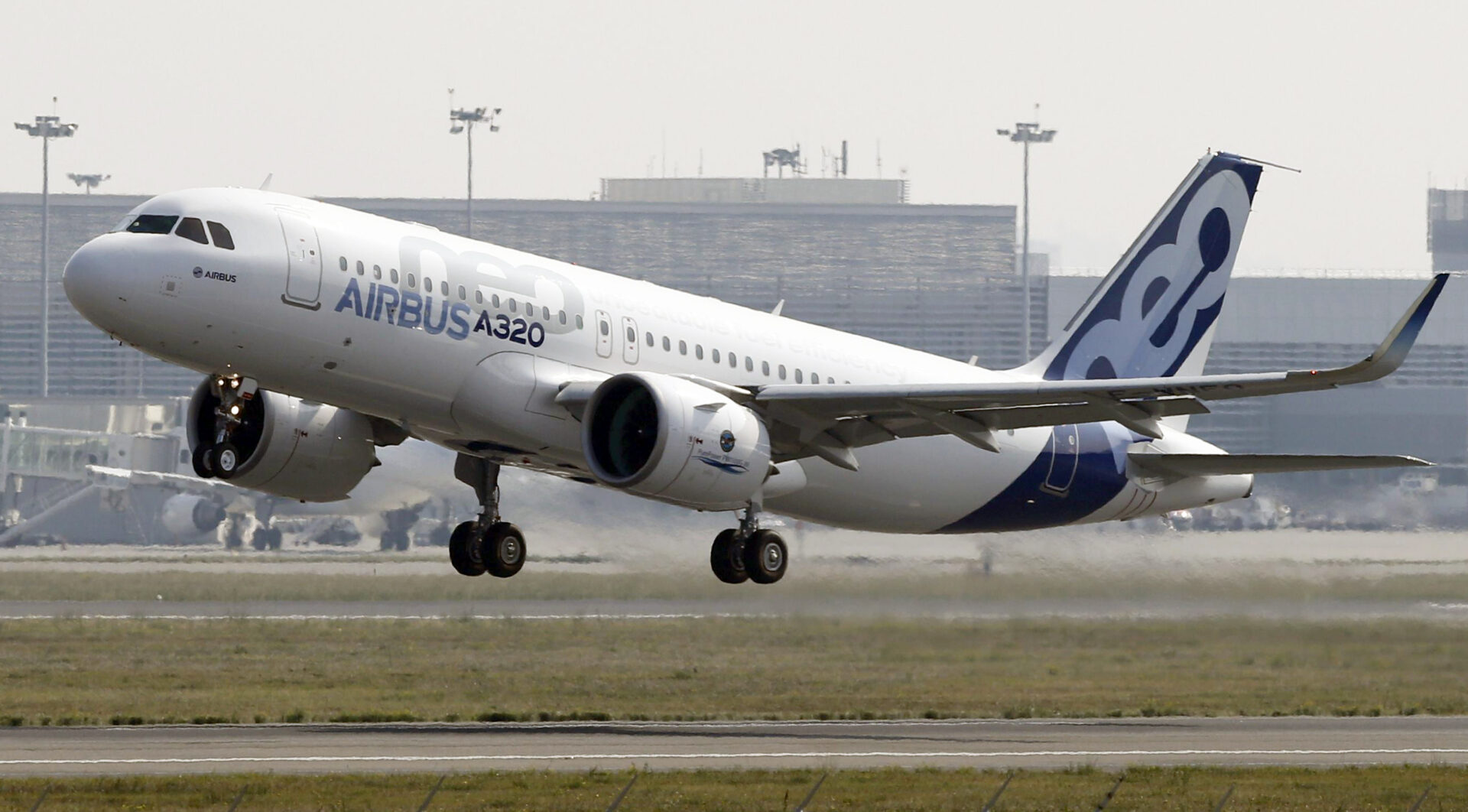 Airbus nhận đơn hàng 56 máy bay từ hãng hàng không Anh